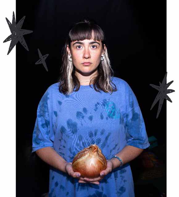 Portrait von Denise Wagner mit einer Zwiebel